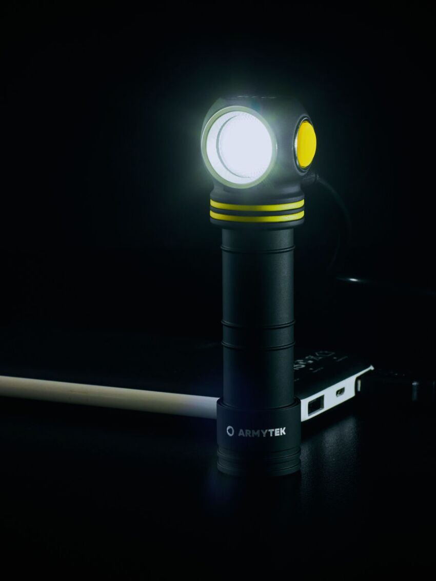 Uniwersalna latarka Armytek Elf C2 Micro USB (White-Cold)