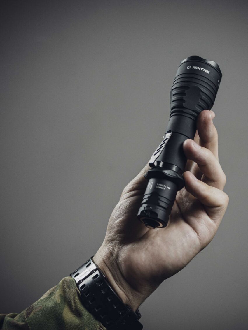 Latarka Armytek Viking Pro Magnet USB White 2200lm