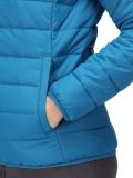 Niebieska kurtka pikowana na zimę