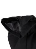 Czarny plecak z wytrzymałego materiału