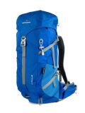 Niebieski plecak turystyczny pakowany od góry