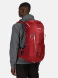 Czerwony plecak trekkingowy